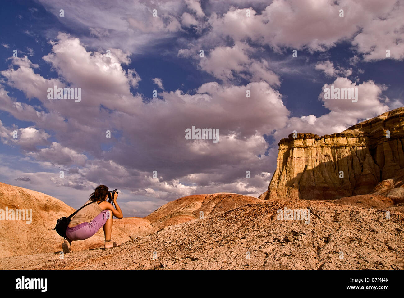 Donna di scattare una foto di un paesaggio della zona Bayangovi, deserto dei Gobi, Mongolia. Foto Stock