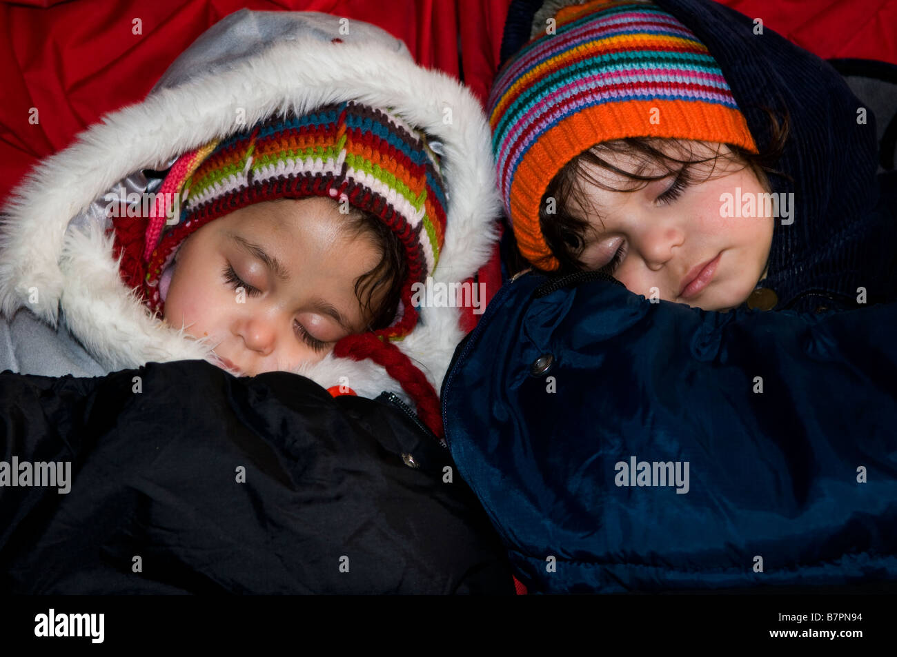 Graziosi gemelli addormentato veloce Foto Stock
