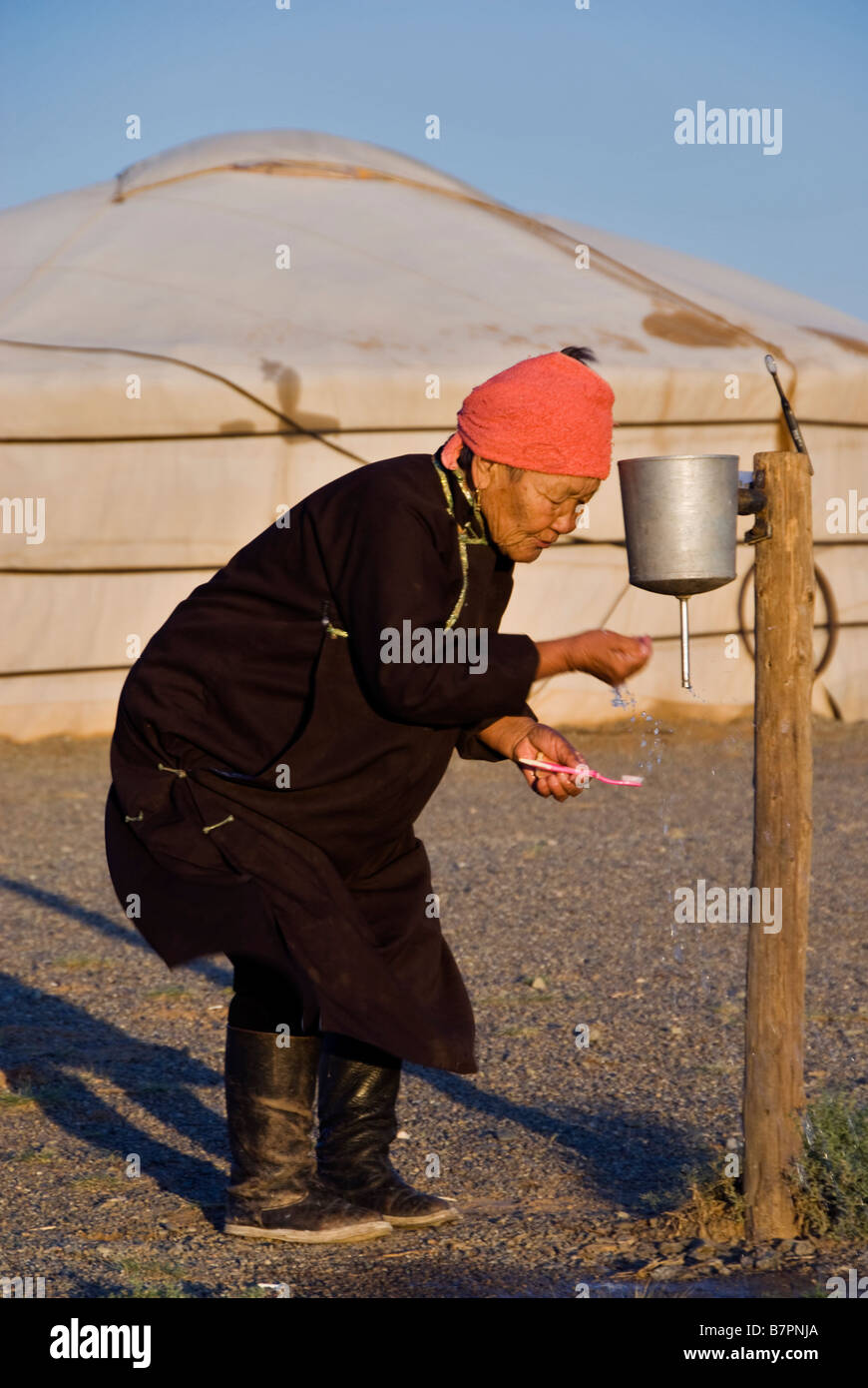 Il mongolo lavaggio dopo il compito, deserto dei Gobi e Mongolia Foto Stock