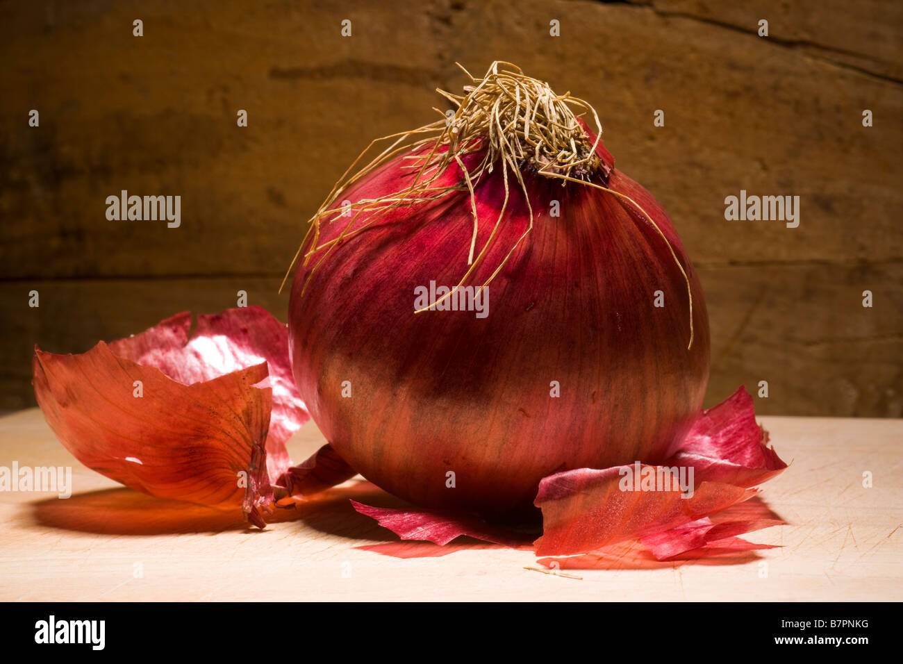 Studio nature morte di una cipolla rossa nella parte anteriore del fondo in legno Foto Stock