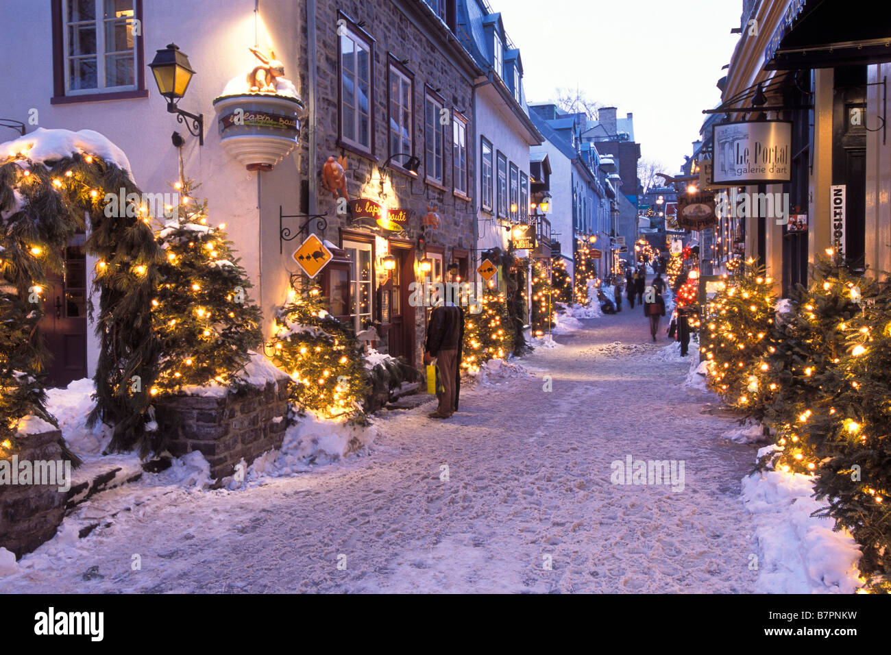 Un inverno s sera lungo Le Rue Champlain, Città Bassa, Quebec City, in Canada. Foto Stock