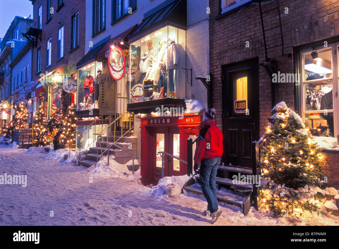 Una donna esplora Vieux Quebec, Quebec City, Quebec, Canada. Foto Stock