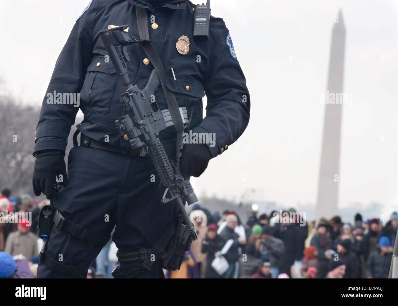 Il Campidoglio US funzionario di polizia con un M4 guardie di fucile una folla record durante l inaugurazione di Barack Obama Foto Stock