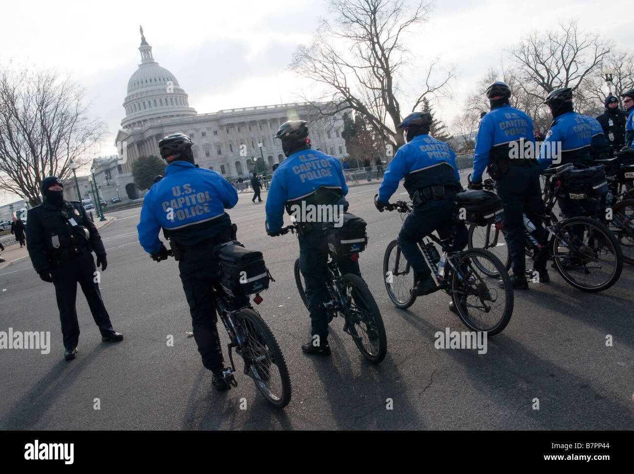 Una formazione di U S Capitol polizia su biciclette guard il percorso della parata di recente inaugurazione il Presidente Barack Obama Foto Stock