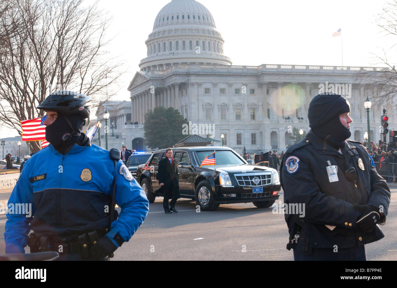 La polizia custodisca la limousine che trasportano il Presidente Barack Obama DA PARTE DEGLI STATI UNITI Capitol alla Casa Bianca il giorno dell'inaugurazione. Foto Stock