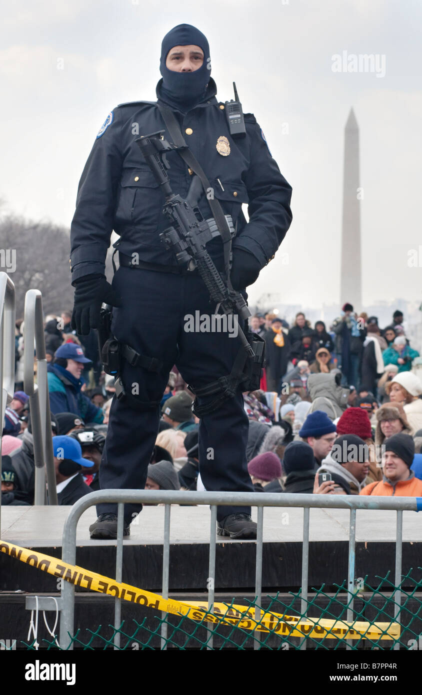 Un funzionario di polizia sta di guardia con un M4 fucile su una folla di inaugurazione di 1.8 milioni di persone sul National Mall. Foto Stock