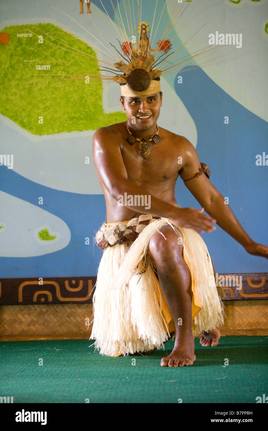 LA'IE, HI - Luglio 26: Tahitian studente esegue una danza culturale nel Centro Culturale Polinesiano Foto Stock