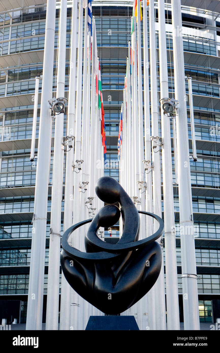 Statua di fronte al Parlamento europeo Foto Stock