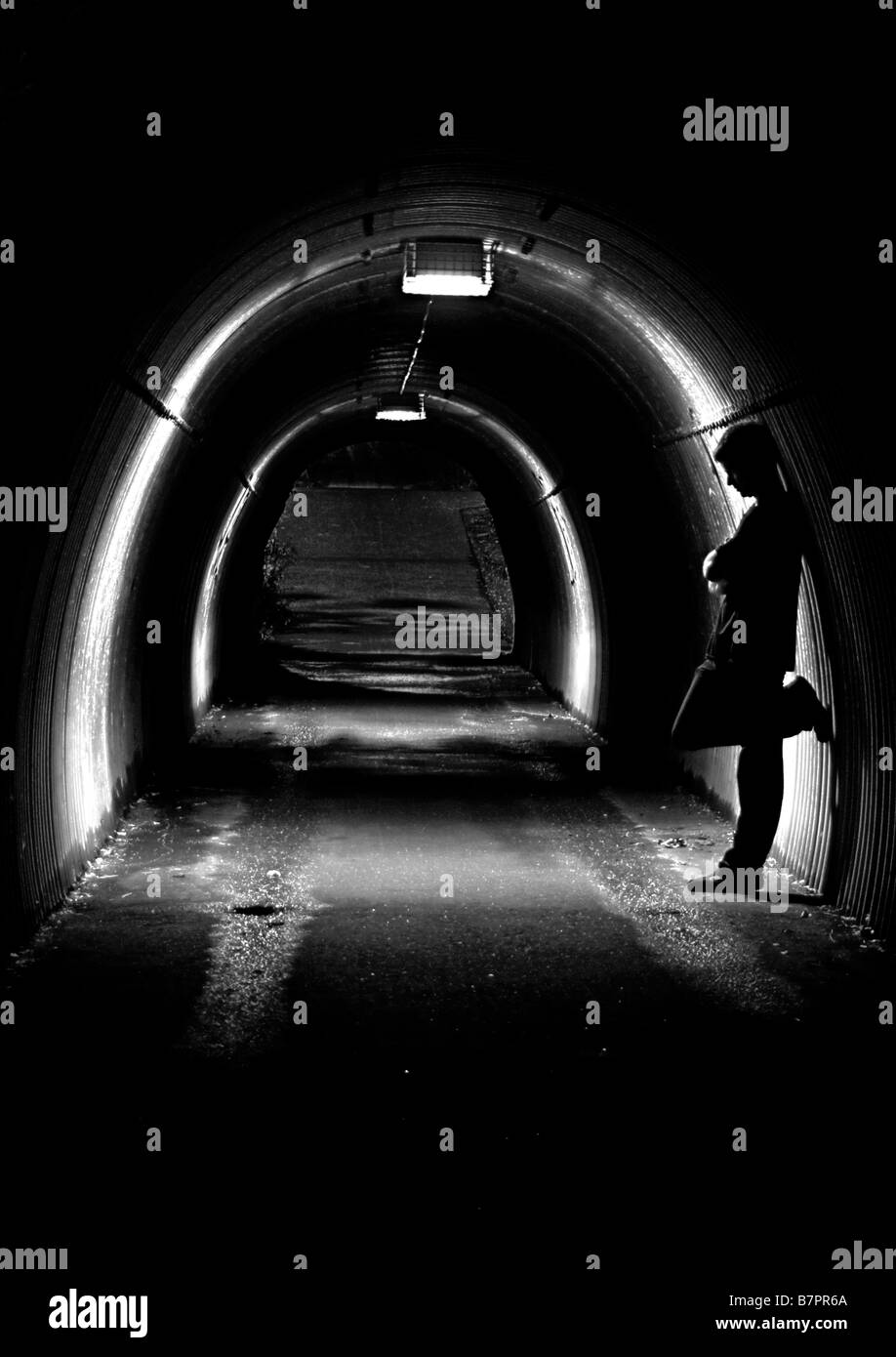Silhouette di un giovane uomo in un tunnel Foto Stock