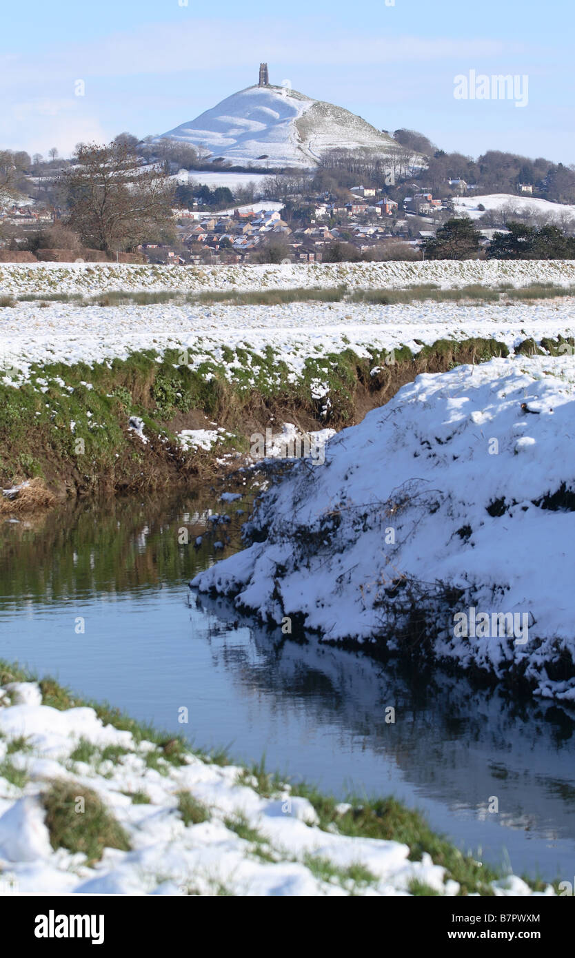 Glastonbury Tor Somerset England Regno Unito con la neve in inverno antico punto di riferimento visibile dal fiume Brue presi 2009 Foto Stock
