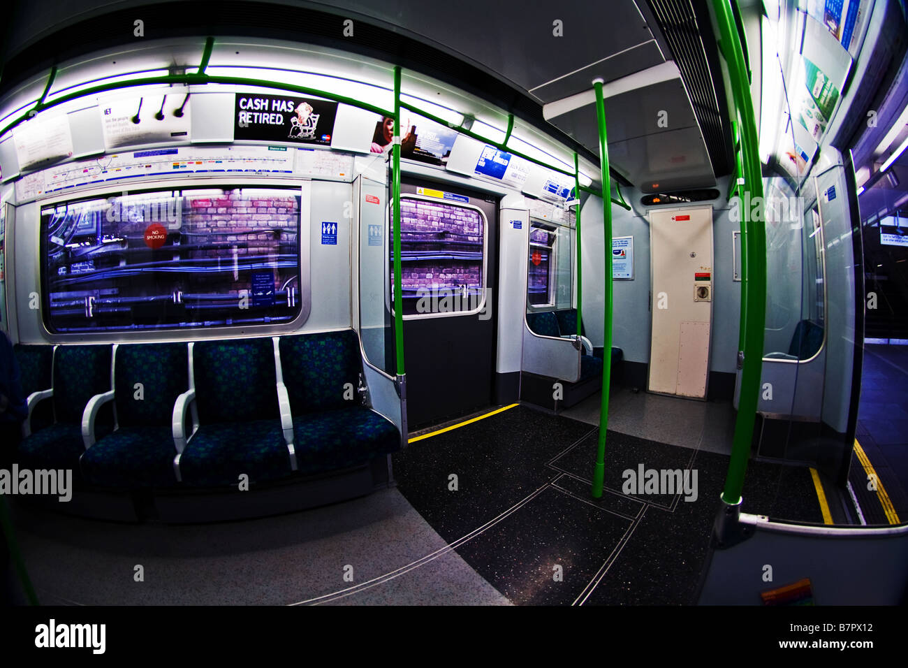 All'interno del treno della District Line carrello a Kensington Olympia station. Foto Stock