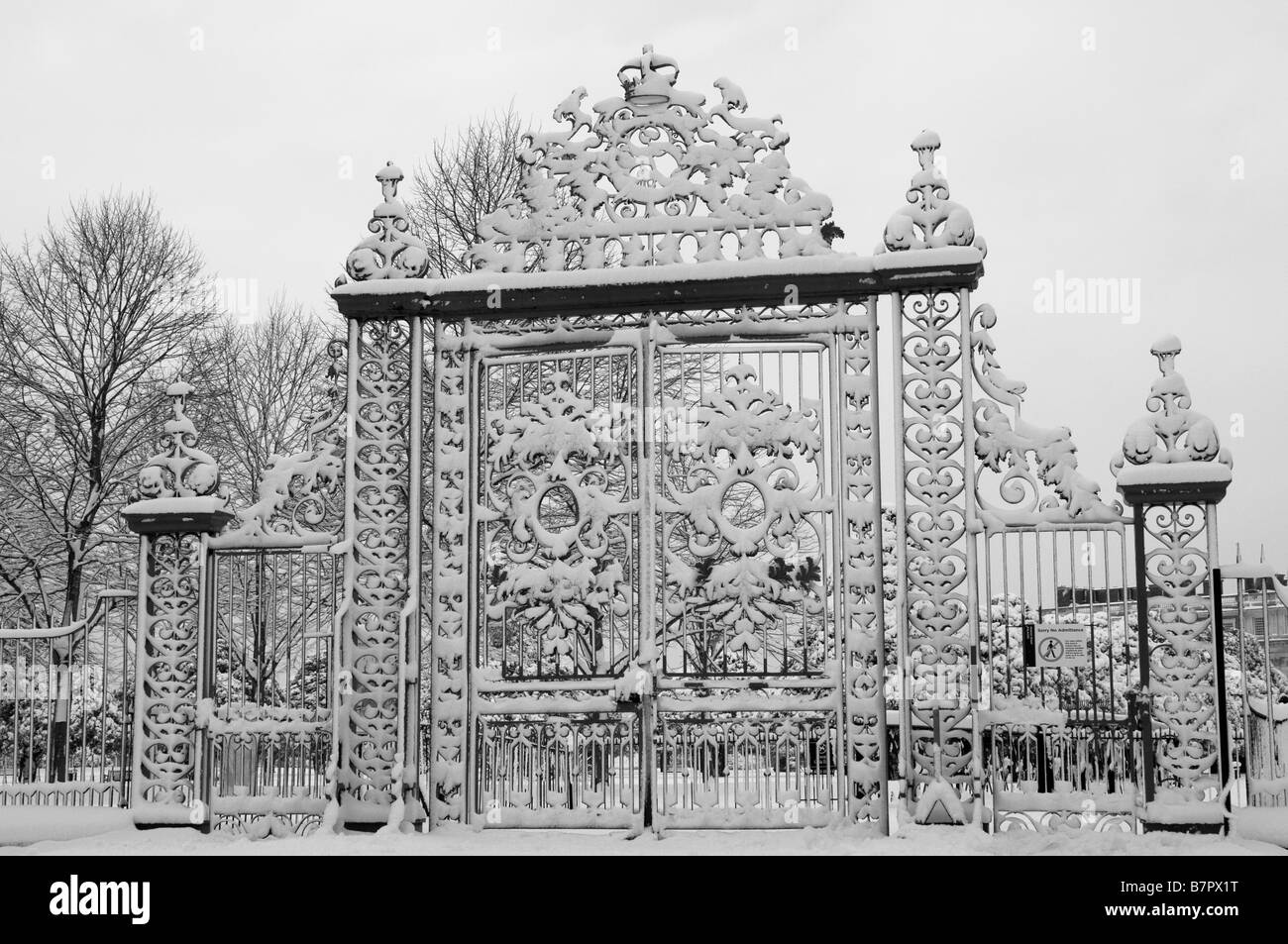 Hampton Court Palace Gate nella neve Home Park Surrey UK Foto Stock