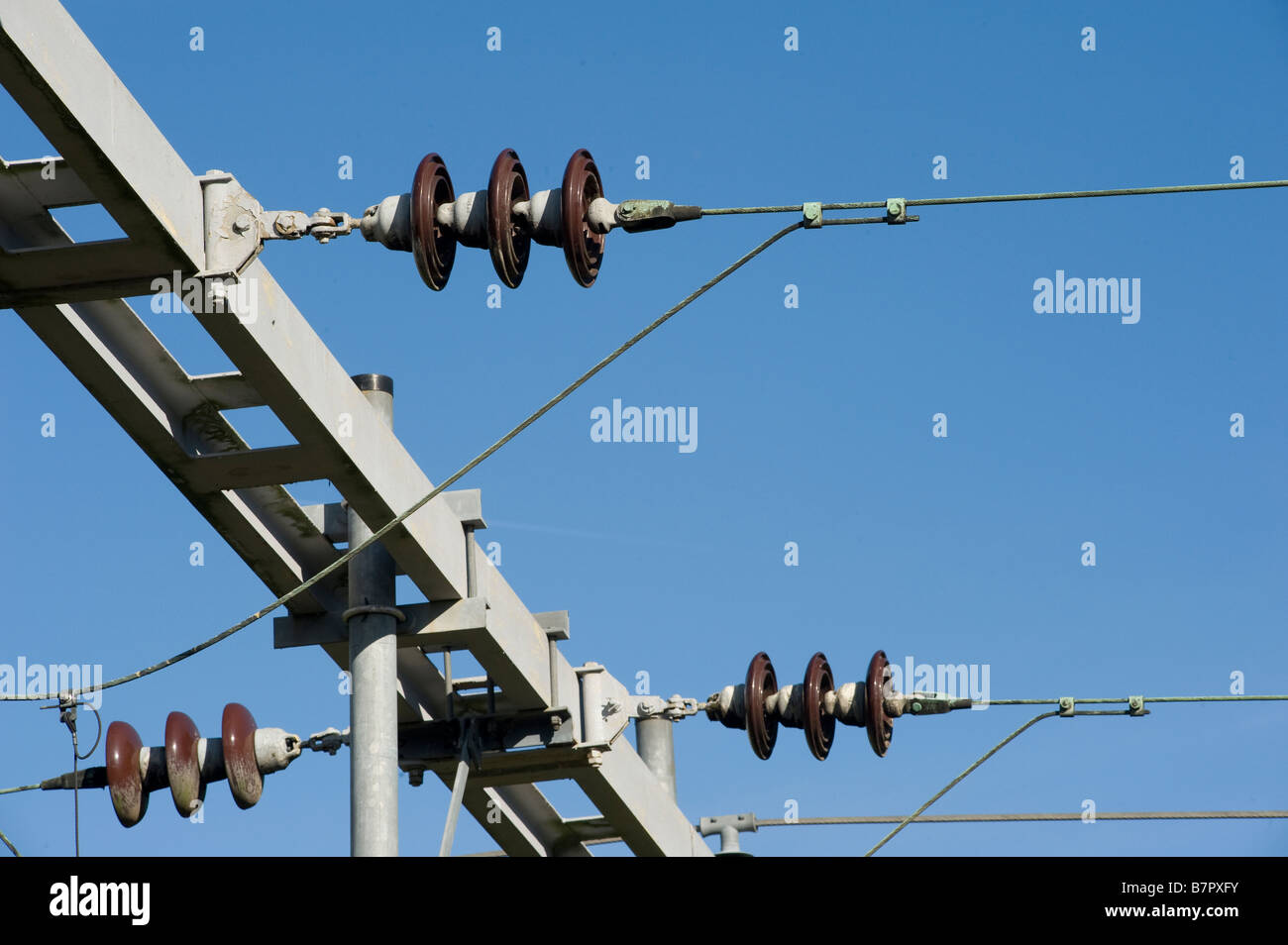 Gantry in acciaio e catenaria ferroviaria sulla linea principale della costa occidentale in Inghilterra Foto Stock