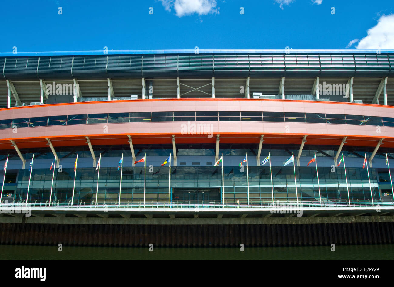 Wales Millennium Stadium Cardiff attraverso il fiume Taff guardando ad est Foto Stock