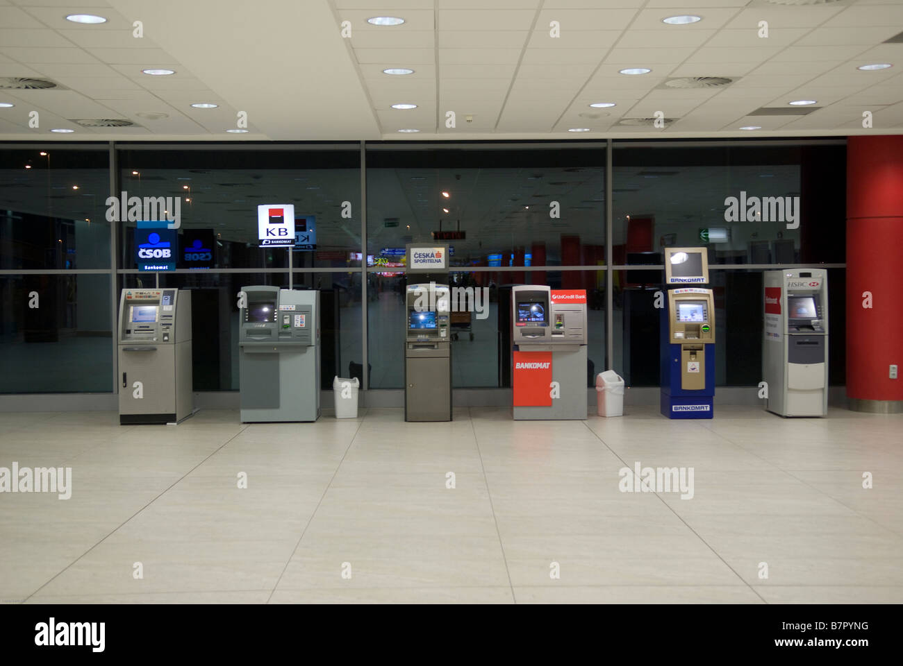 Fila di bancomat all'aeroporto di Praga Foto stock - Alamy