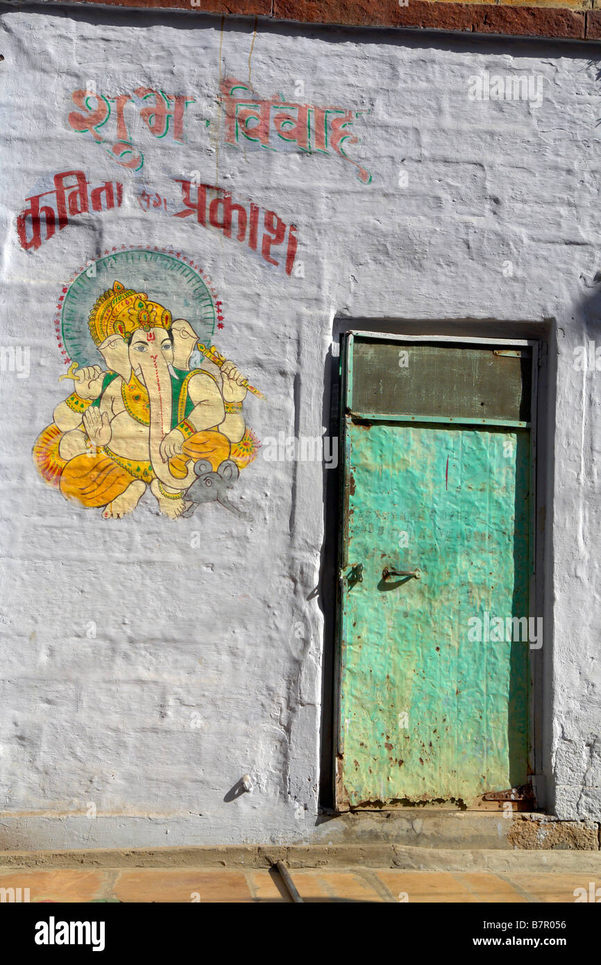 Indiana tradizionale pittura a parete al di fuori di casa nelle stradine della città vecchia di jaisalmer Foto Stock