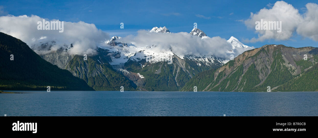 Paesaggio panoramico del Fairweather Range e Lituya Bay nel Parco Nazionale di Glacier Bay in Alaska, durante la stagione estiva Foto Stock