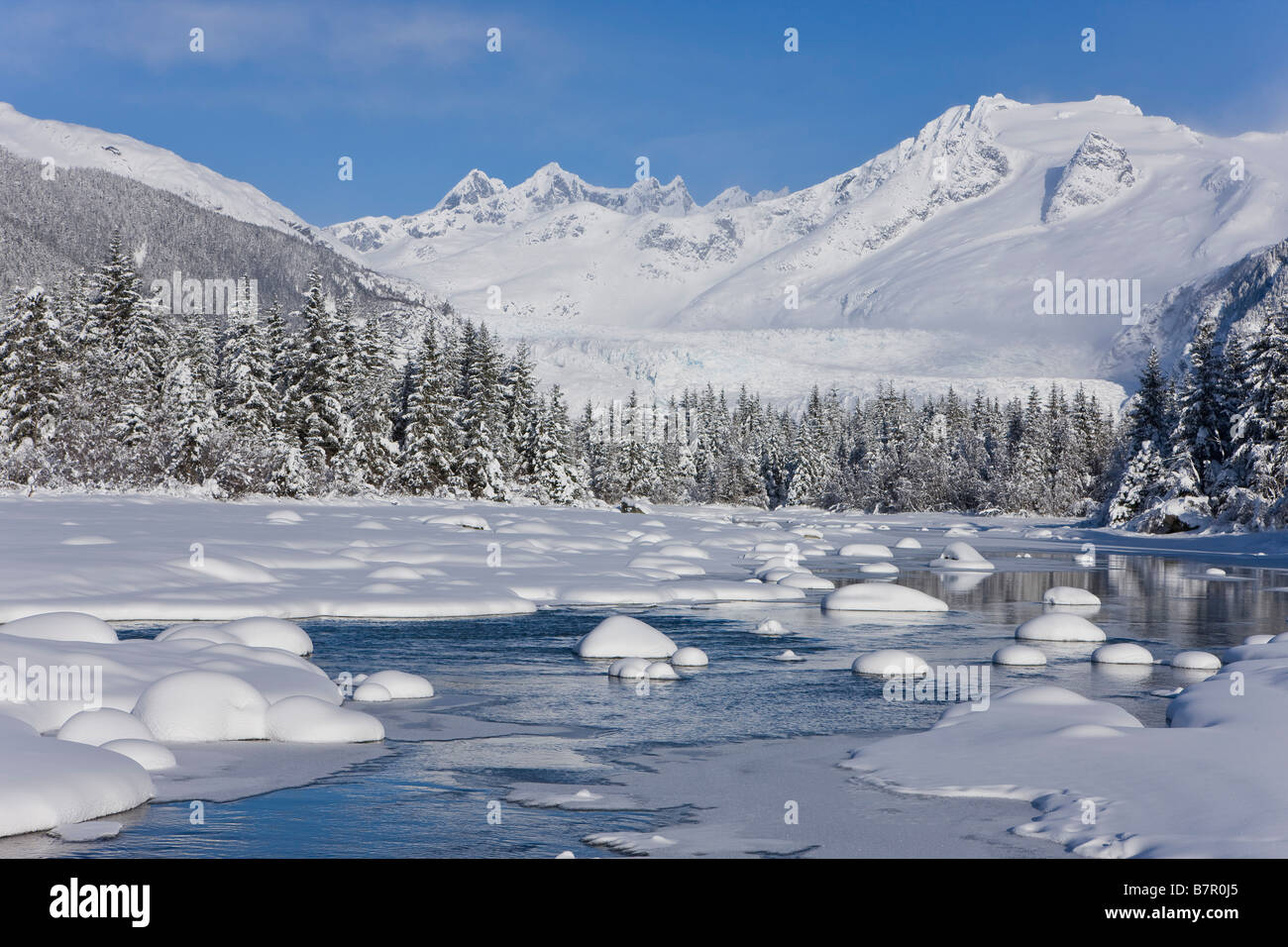 Scenic inverno vista del fiume Mendenhall quasi ghiacciato con Mt. McGinnis in background, a sud-est di Alaska Foto Stock