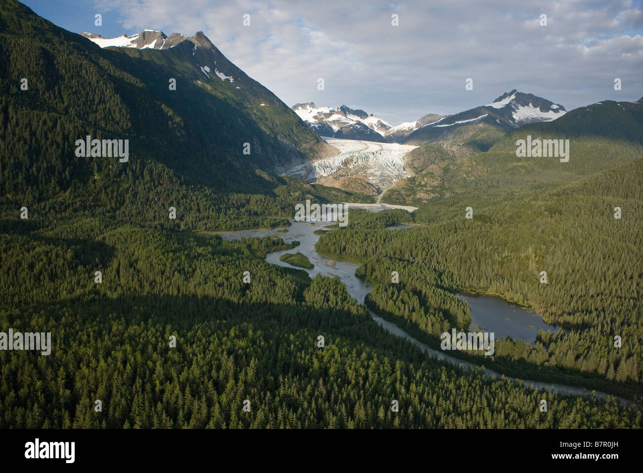 Vista aerea del ghiacciaio di Herbert e il fiume che si snoda verso il basso dalla Juneau Icefield, Tongass National Forest, Alaska Foto Stock