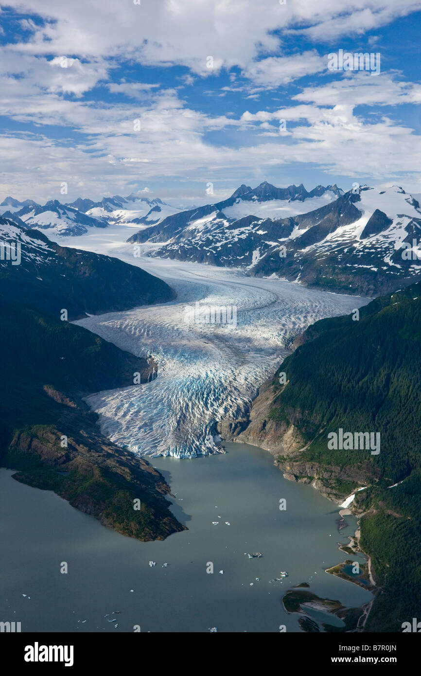 Antenna di Mendenhall Glacier avvolgere la sua strada verso il basso dalla Juneau Icefield di Mendenhall Lago in Tongass National Forest, Alaska Foto Stock