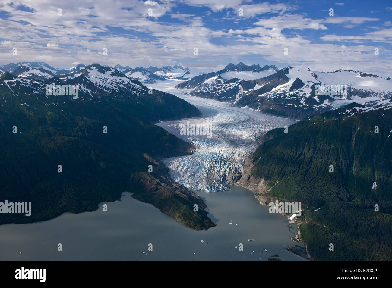 Antenna di Mendenhall Glacier avvolgere la sua strada verso il basso dalla Juneau Icefield di Mendenhall Lago in Tongass National Forest, Alaska Foto Stock
