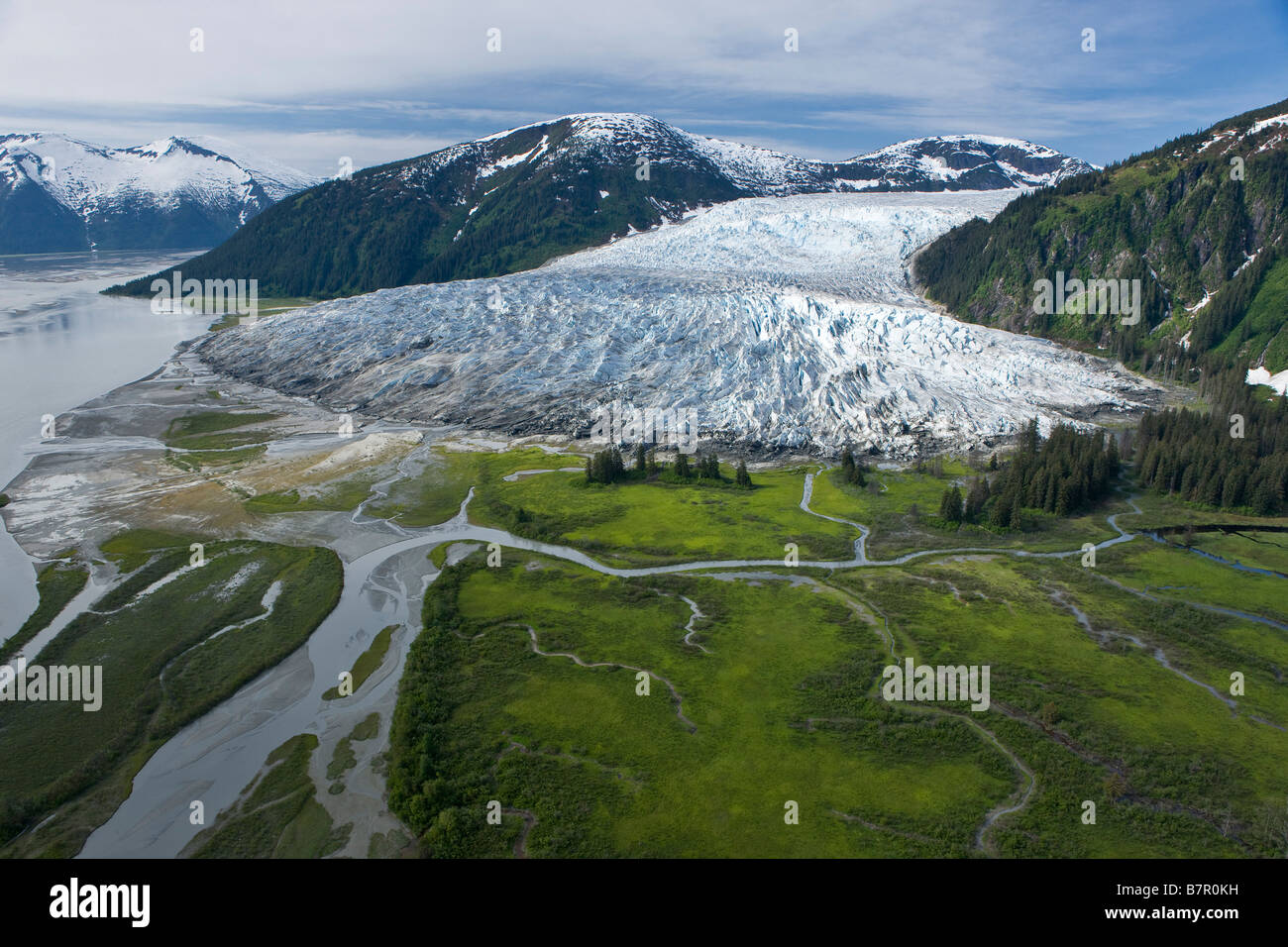 Vista aerea del Fiume Taku e il foro nella parete Glacier, all'interno del passaggio, Alaska Foto Stock