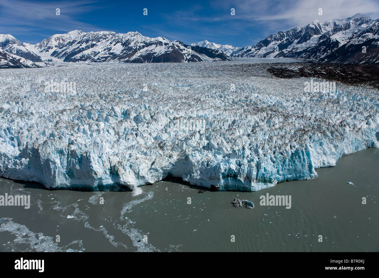 Vista aerea del ghiacciaio Hubbard con St. Elias mountain range in background, Alaska Foto Stock