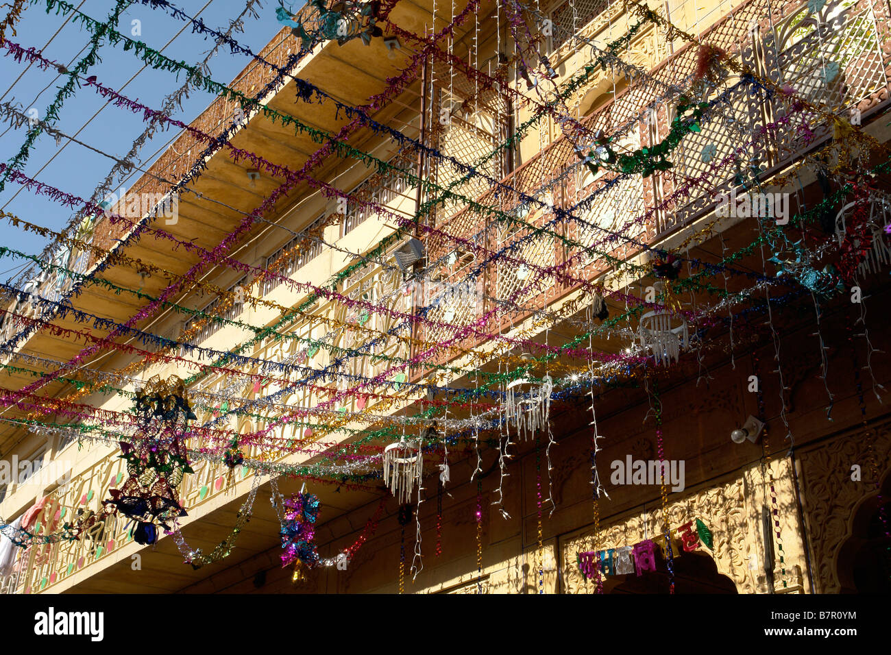La tradizione indiana street decorazioni per matrimoni e vecchi mercanti haveli alloggiamento Foto Stock