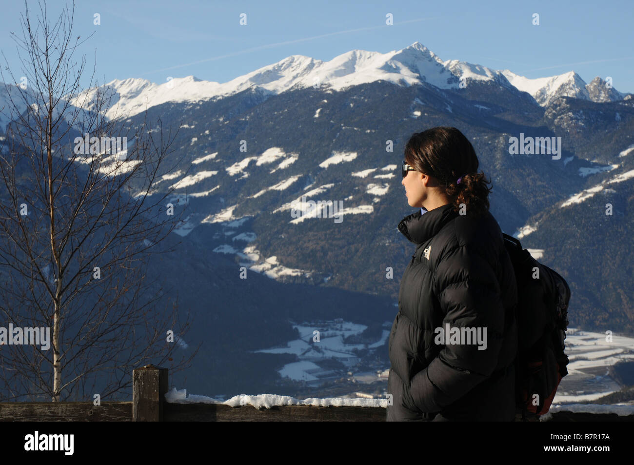 Italia Friuli Venezia Giulia San Leonardo una donna ammirando la vista delle Alpi modello di rilascio disponibili Foto Stock