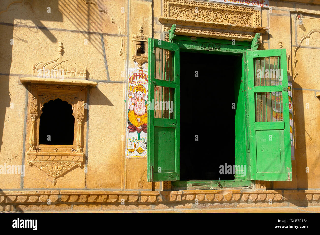 Tradizionale casa vecchia parete dettaglio con porte verdi e persiane e la parete di decorazioni pittoriche Foto Stock
