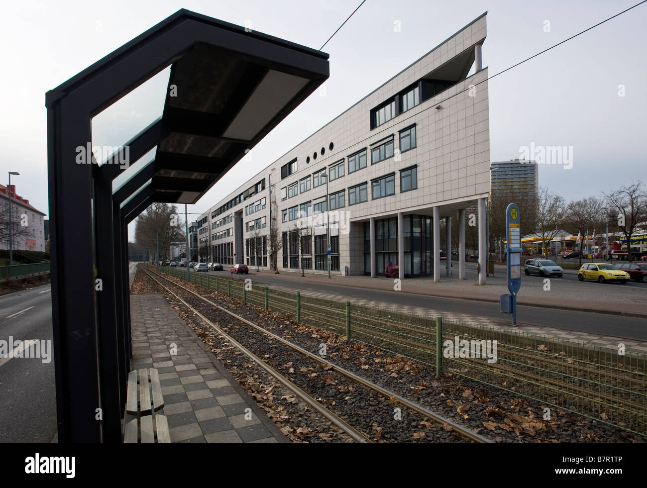 Blick auf Strassenbahnhaltestelle und das Gebäude der Agentur für Arbeit in Mainz Foto Stock