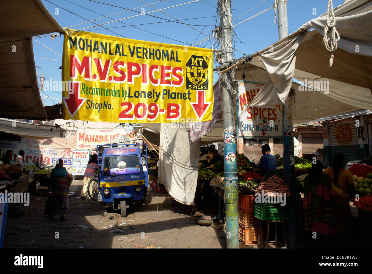 Lonely Planet consiglia il negozio nella vecchia zona del mercato di jodhpur Foto Stock