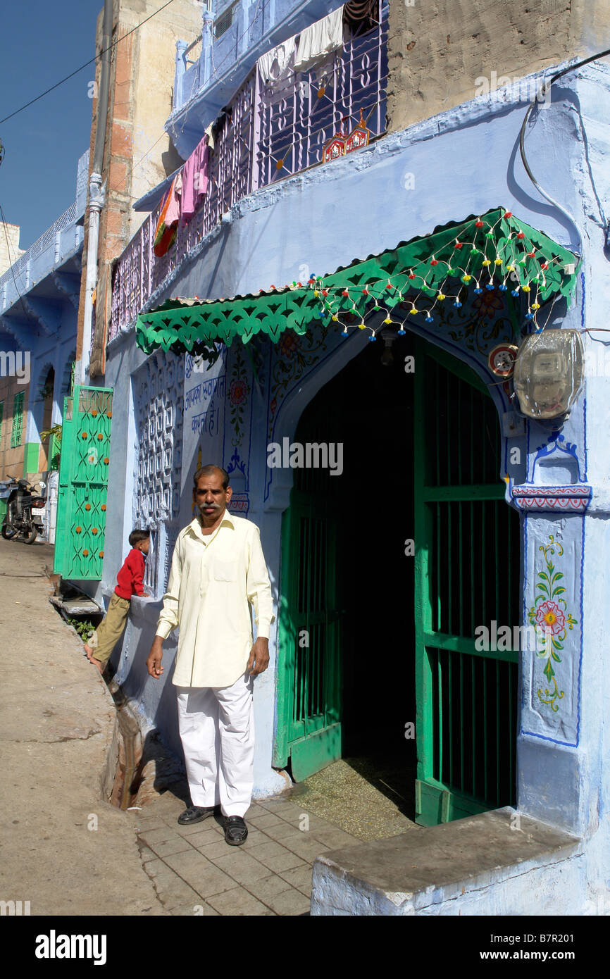 Uomo indiano nelle stradine della città vecchia di jodhpur con decorazioni dipinte di blu bramino case Foto Stock