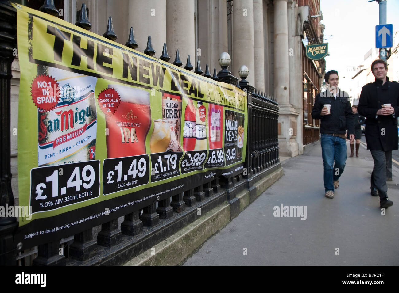 Negozi lungo Cheapside nel quartiere finanziario della City di Londra abbattono i prezzi nella speranza di generare vendite, Gen 2009 Foto Stock