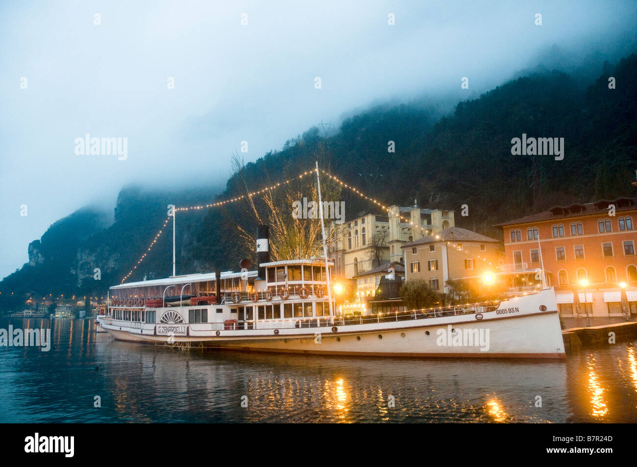 In Italia le Dolomiti Lago di Garda passeggeri della nave a vapore Foto Stock