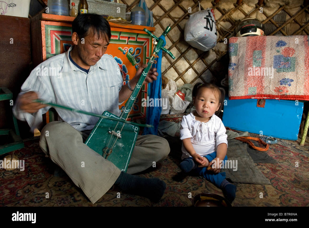 Il mongolo padre e figlia nella loro yurt Foto Stock