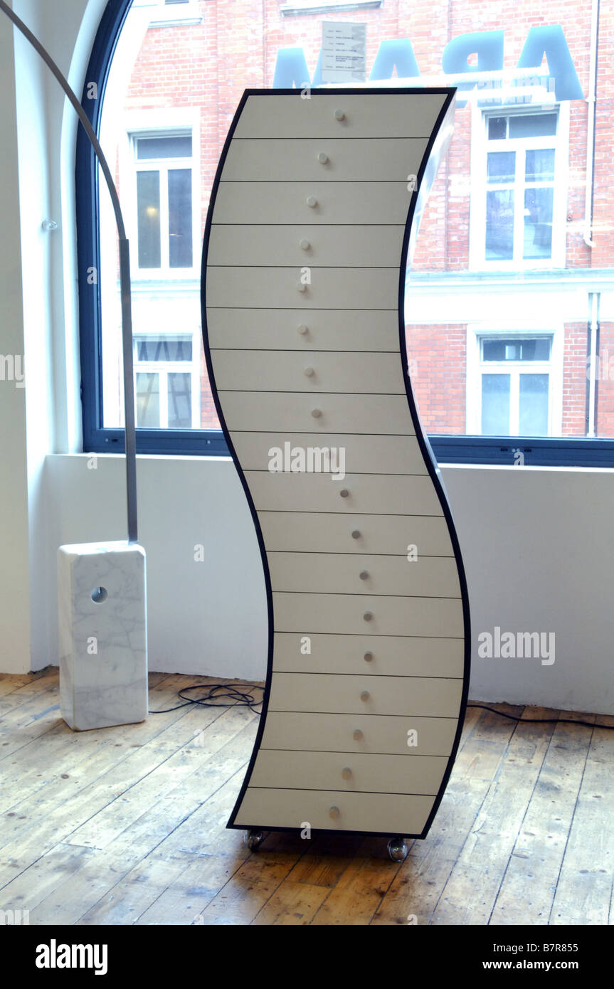 Un andamento ondulato cassettiera per la vendita in un arredamento designer  store Foto stock - Alamy