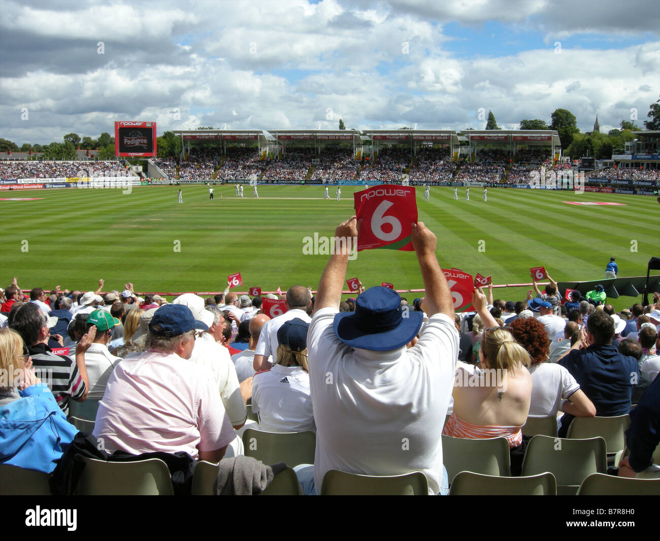 Partita di cricket con sostenitore celebra quattro piste, Edgbaston, Birmingham, Regno Unito Foto Stock