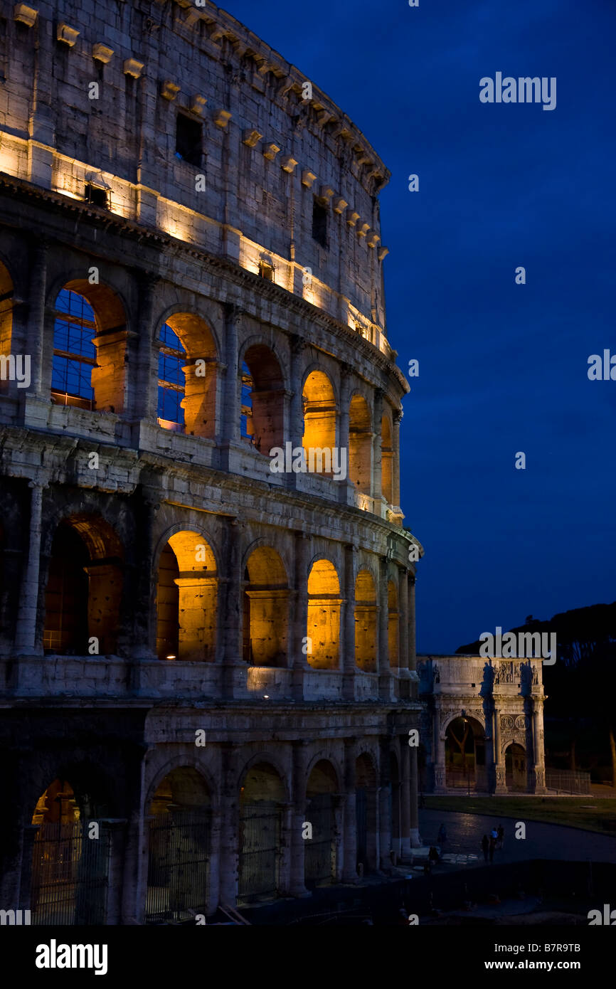 Colosseo e Arco di Costantino al crepuscolo, Roma Lazio Italia Foto Stock