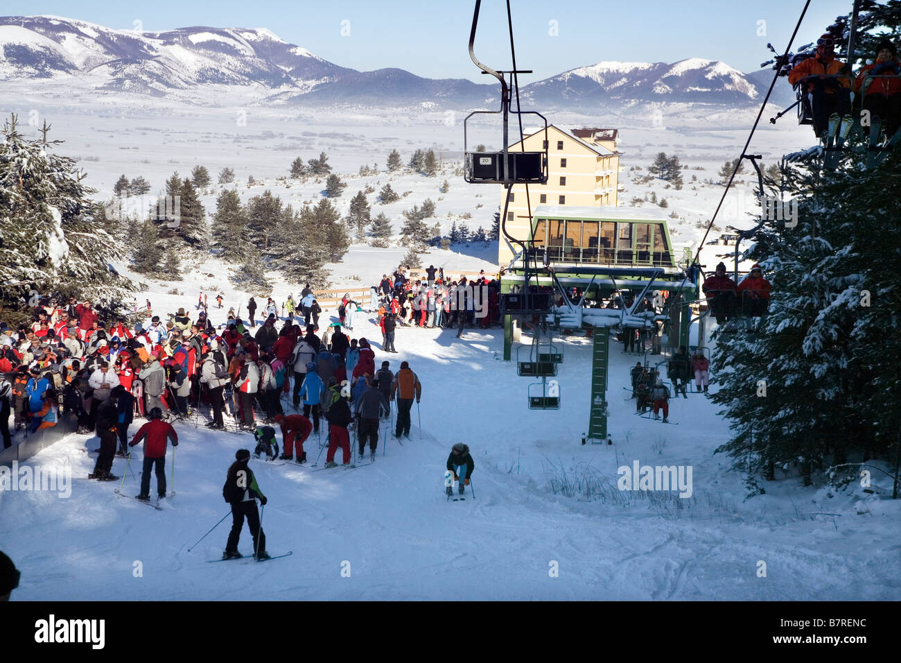 La Bosnia e Erzegovina Kupres ski resort di persone in coda in linea per la seggiovia ride Foto Stock