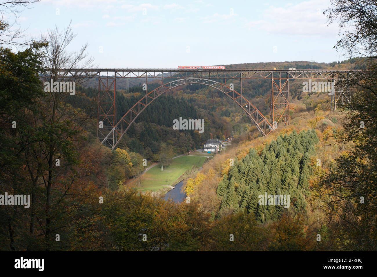 Solingen Müngstener Brücke über die Wupper nach Remscheid Höchste Eisenbahnbrücke Deutschlands 1893-1897 107 metri hoch 465 Mete Foto Stock