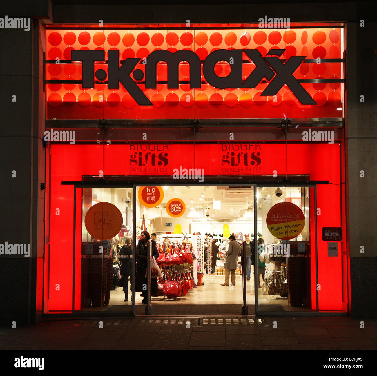 Una notte di immagine di un T K Maxx store in Kensington High Street, Londra Foto Stock
