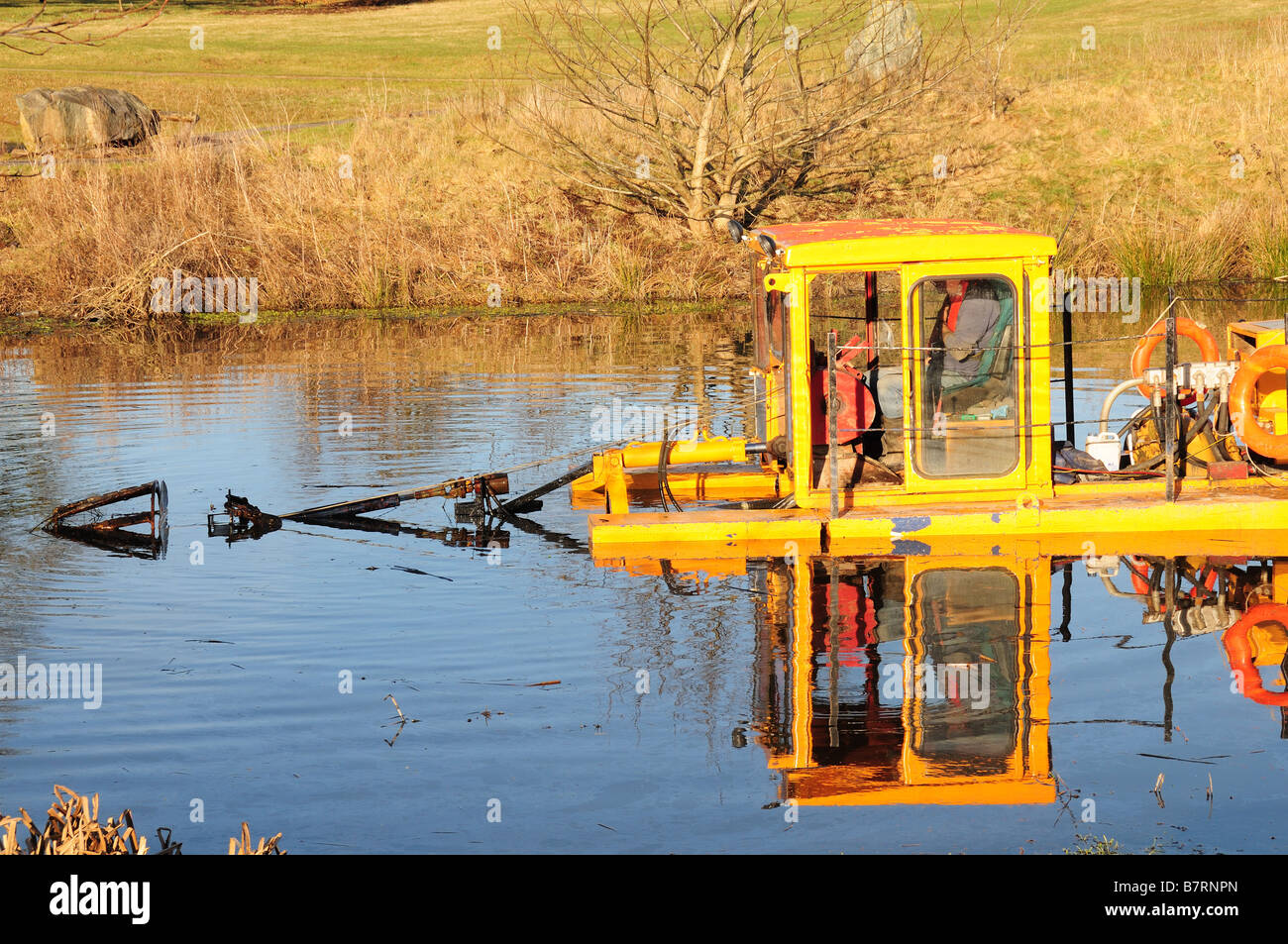 Draga aspirante macchina per mantenere gli stagni e i laghi liberi da limo carmarthenshire Galles Foto Stock