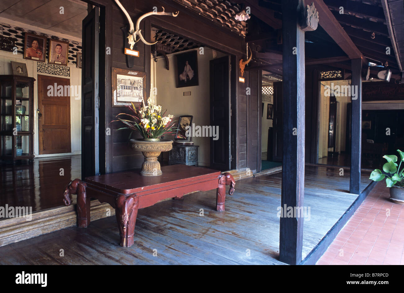 Veranda o veranda al Sao Nak casa o casa di molti pilastri, un tradizionale Thai c xix secolo casa in legno, Lampang, Thailandia Foto Stock