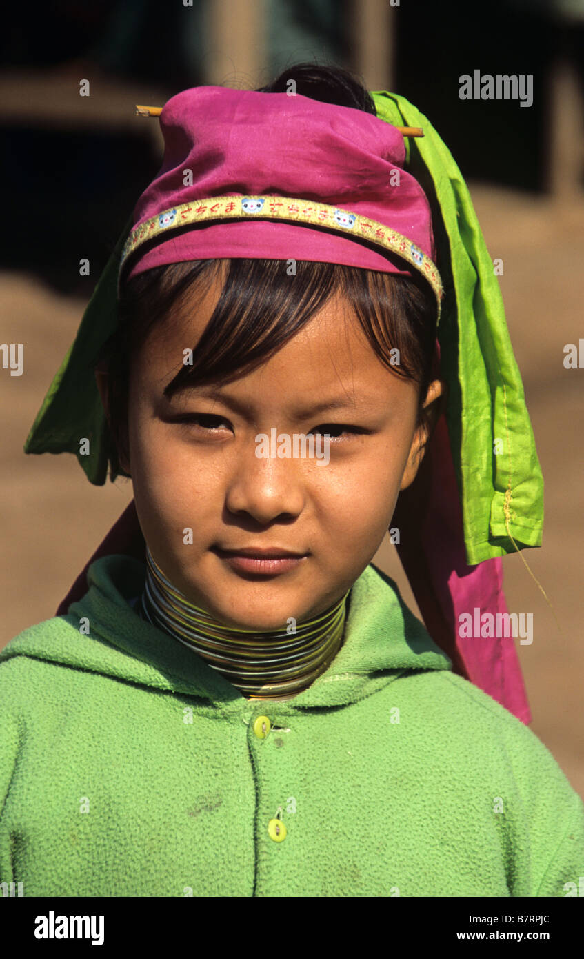 Ritratto di un giovane Padaung birmano a collo lungo ragazza, nel campo di rifugiati di Mae Hong Son Provincia, Thailandia Foto Stock