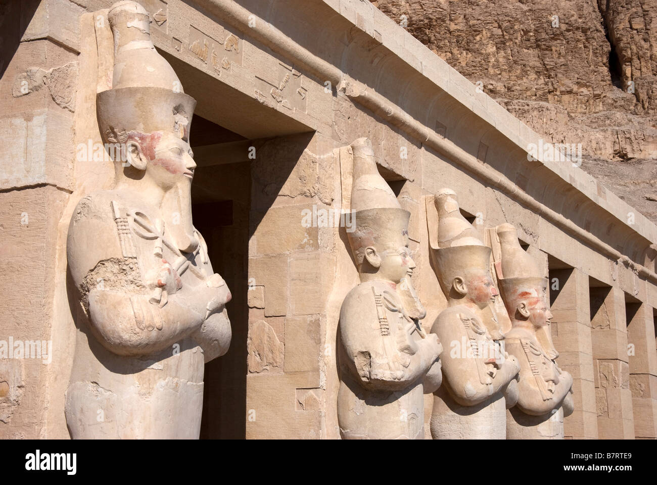 Riga della mummia statue Al Deir al Bahari tempio Foto Stock