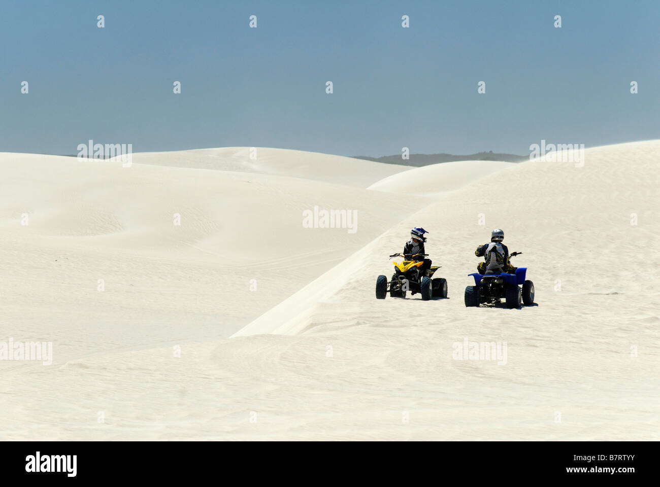 Quad Bikes sulle dune di sabbia outdoor le attività per il tempo libero estate Australia Occidentale Foto Stock