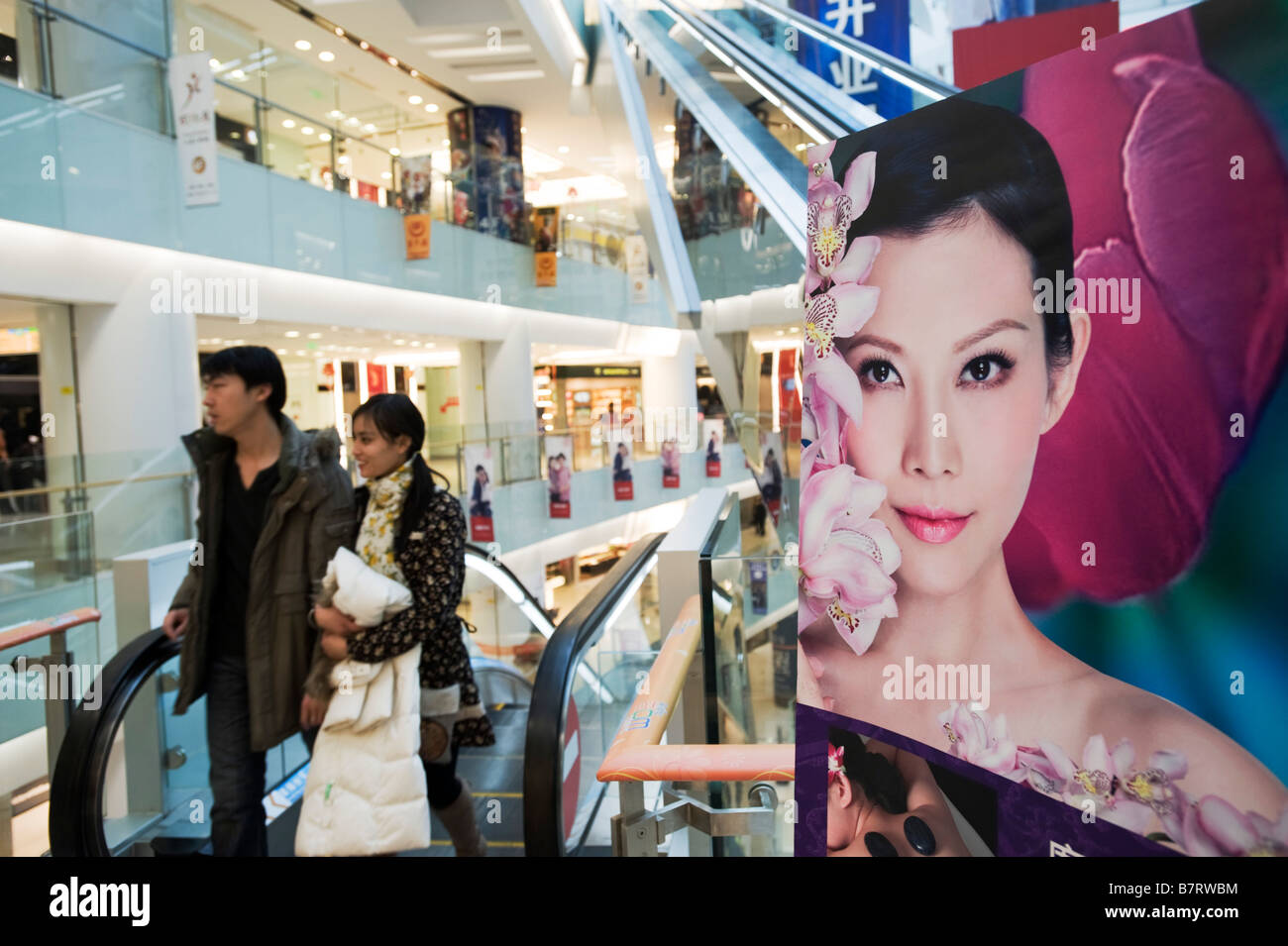 Pubblicità affissioni poster interno moderno centro commerciale a Pechino Cina 2009 Foto Stock