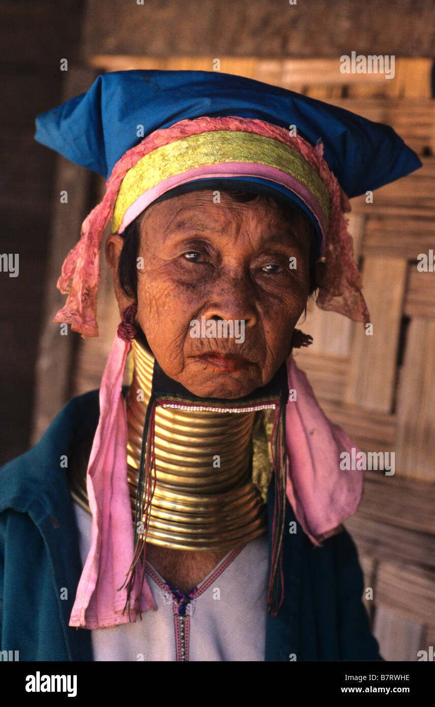 Ritratto di vecchio Padaung Kayan (o) Karenni a collo lungo donna, nel campo di rifugiati di Mae Hong Son Provincia, Thailandia Foto Stock