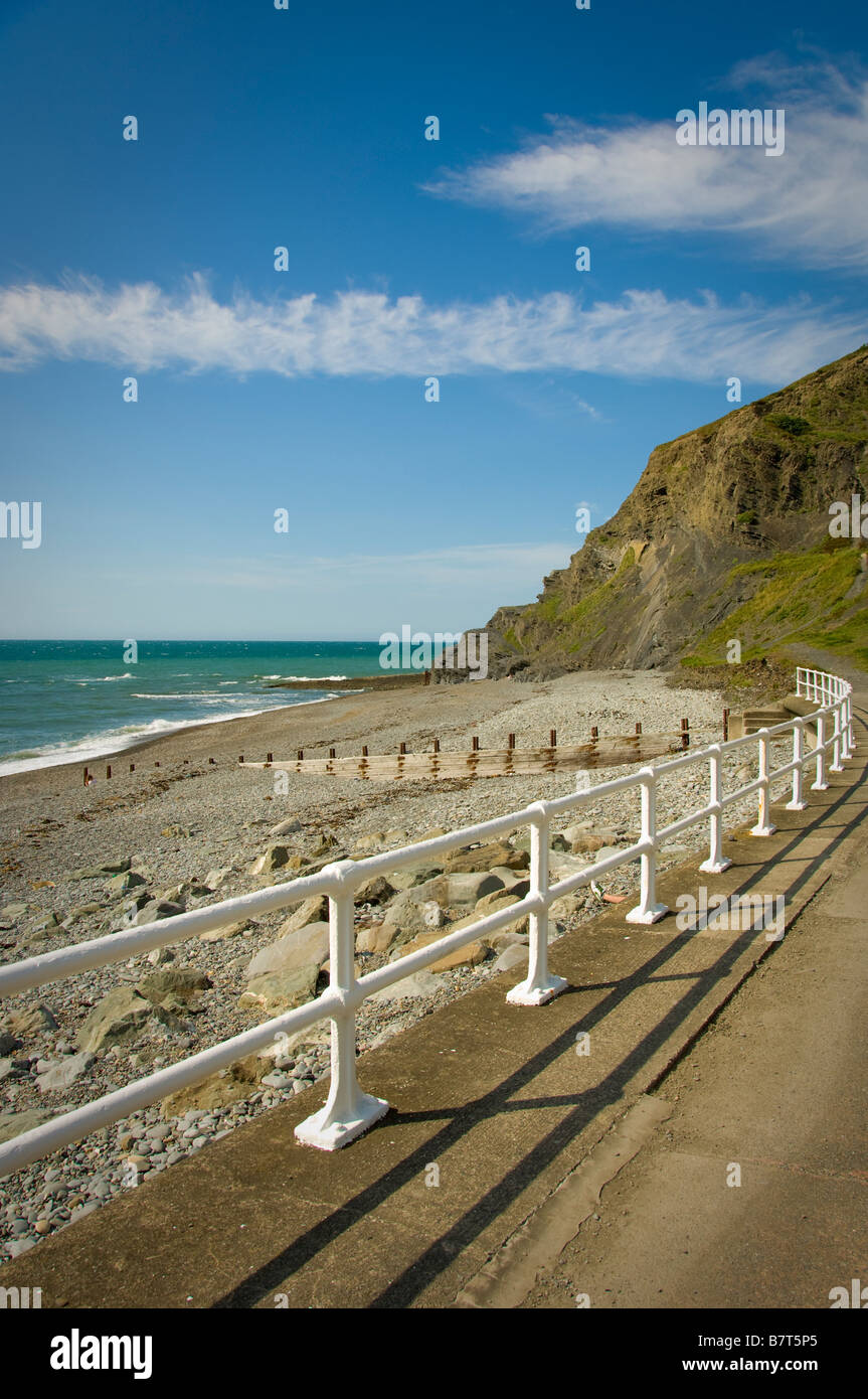 Ringhiere bianche di Victoria Terrace e North Beach Aberystwyth Wales Foto Stock